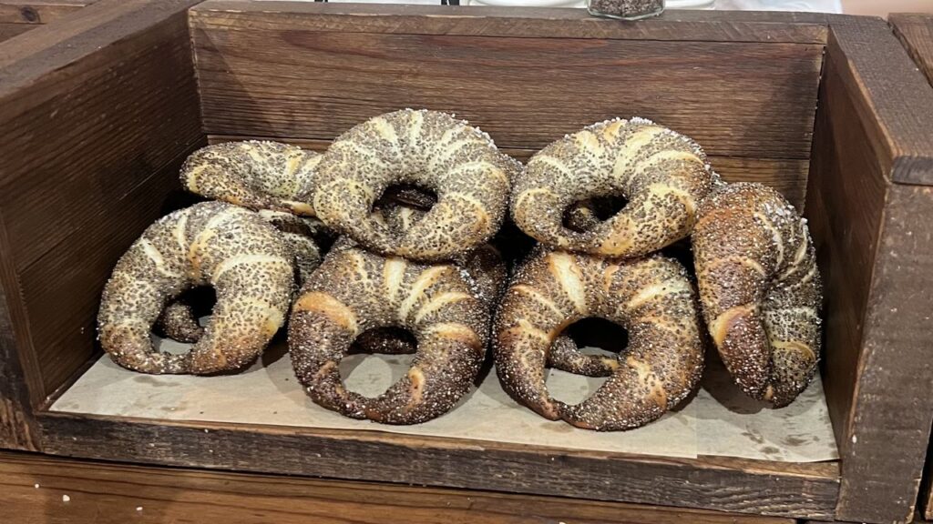beton poppyseed bagel